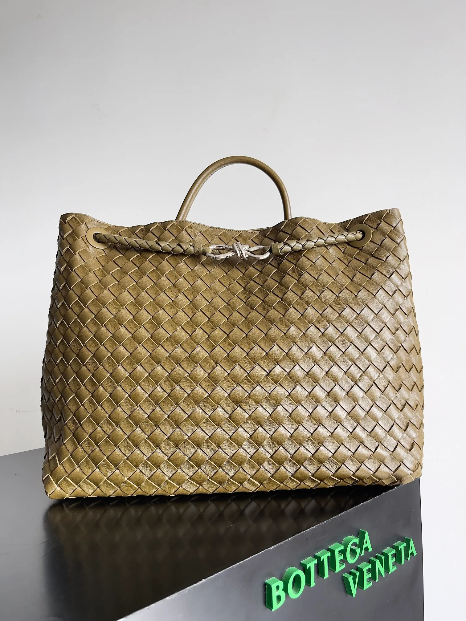 Batch 3760 Recently, the same style of bag that celebrities love is both high-end and practical. Michelle Yeoh, Kim Namjoon, Jing Boran, Tong Liya, Sun Qian, Wu Qianyu, Du Juan, Ma Yili and Bai Baihe are all carrying Bottega Veneta summer series Andiamo handbags. Andiamo has a simple structure and rounded lines. The whole piece is made of Nappa leather. It is comfortable, soft and dynamic. It adds interest to daily life and can be easily matched with various styles. Andiamo handbags are available in three sizes: small, medium and large. There are many colors to choose from, which can meet different needs. You can really carry it whether it is daily or attending events. Style number: 743575 Size: 45*22*34 including handle height 44cm